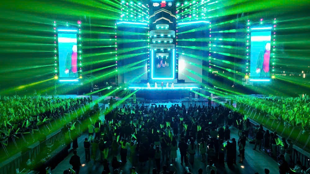 Chương trình Countdown – Chào năm mới 2026 được dàn dựng trên sân khấu ngoài trời với hệ thống âm thanh, ánh sáng hiện đại...