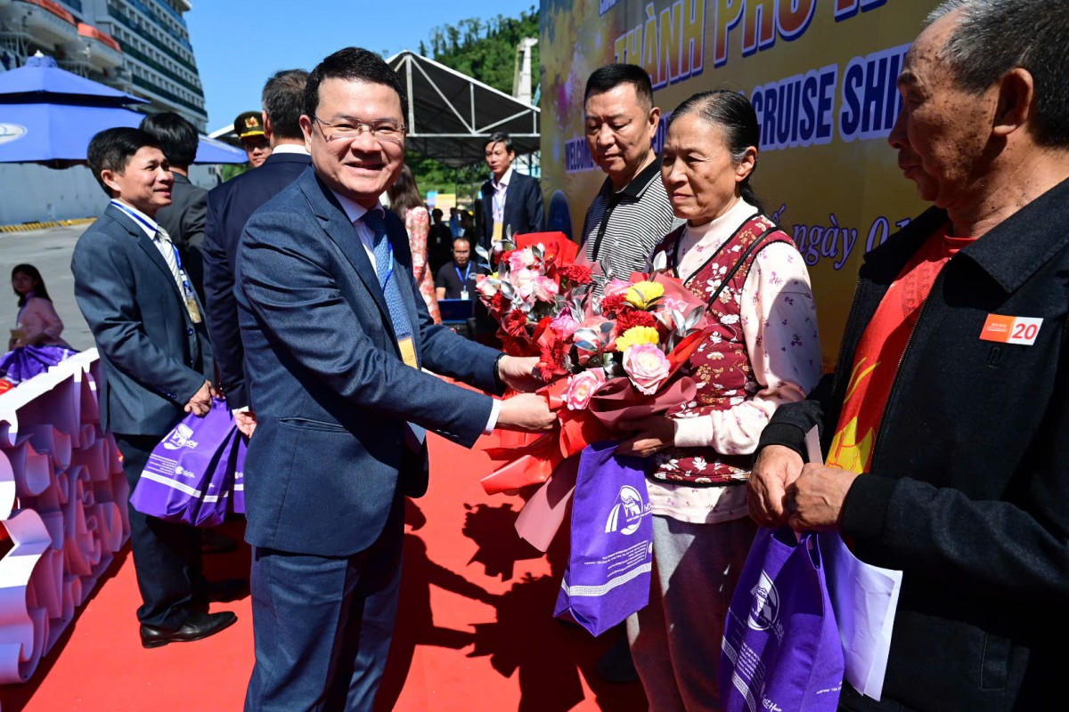 Du lịch Huế: Dấu ấn khởi sắc mở đầu năm 2026 Lãnh đạo UBND TP. Huế, Sở Du lịch, đại diện Cảng Chân Mây và các đơn vị liên quan đã đón tiếp nồng hậu các du khách quốc tế ngay khi tàu vừa cập bến