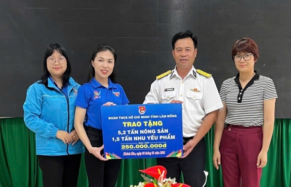 Lâm Đồng: Trao tặng nông sản và các nhu yếu phẩm cho quân và dân Đặc khu Trường Sa