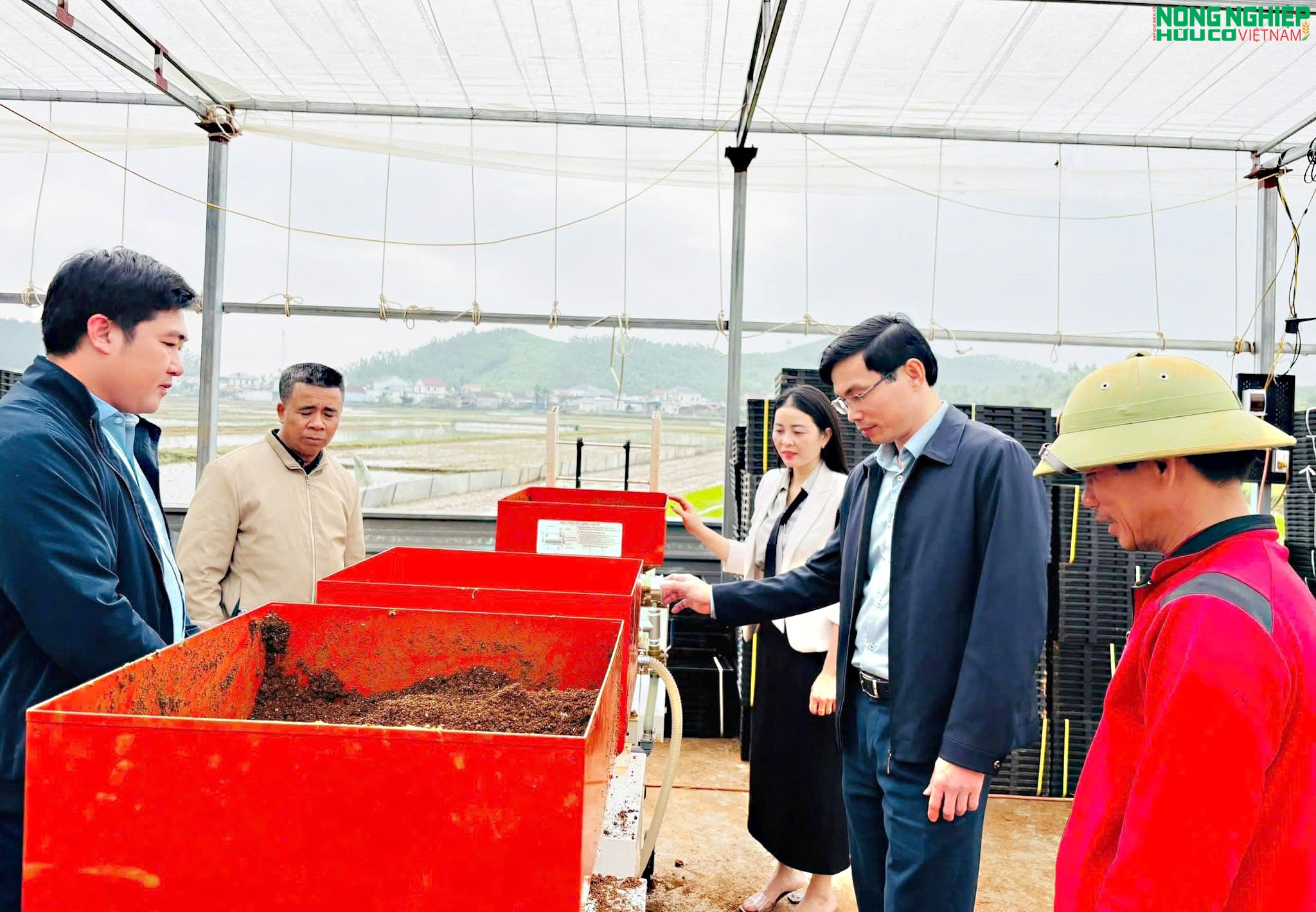 Nông dân xã Bình Minh tiên phong ứng dụng khoa học kỹ thuật, gieo mạ khay quy mô lớn