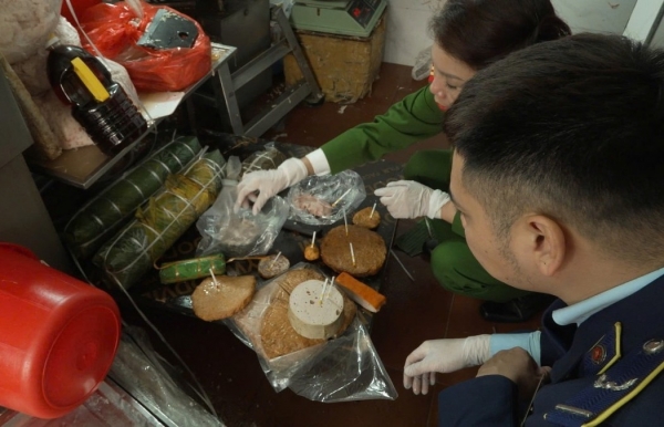 Bắt quả tang cơ sở sản xuất, buôn bán 300 tấn giò chả sử dụng chất cấm