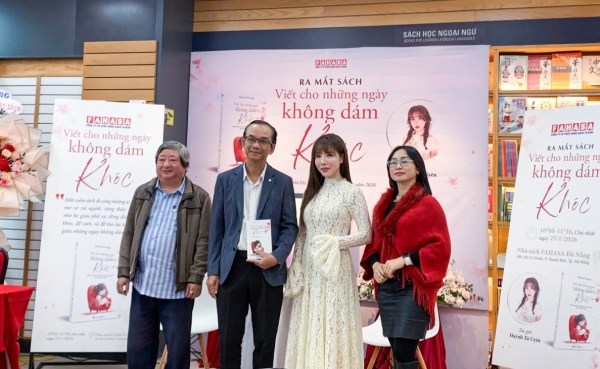 “Viết cho những ngày không dám khóc”: Tiếng nói dịu dàng của người trẻ xa xứ