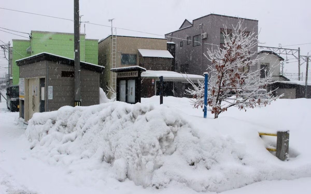 Dọn tuyết mùa đông ở Nhật Bản: Hiểm họa chết người rình rập