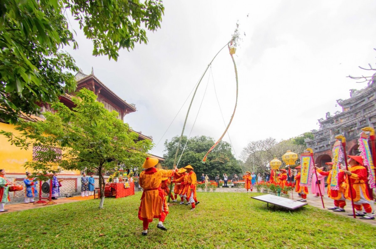 “Tết Huế cùng di sản” - bảo tồn, phát huy các giá trị di sản văn hóa cung đình Huế Cây nêu - được chọn là một cây tre già cao và chắc chắn, thường dài tới khoảng 15 mét