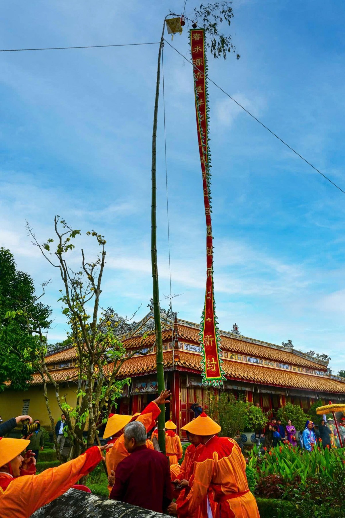 “Tết Huế cùng di sản” - bảo tồn, phát huy các giá trị di sản văn hóa cung đình Huế Khi cây nêu được dựng lên trước Thế Miếu, đồng nghĩa với việc chào đón Tết đã thật sự bắt đầu