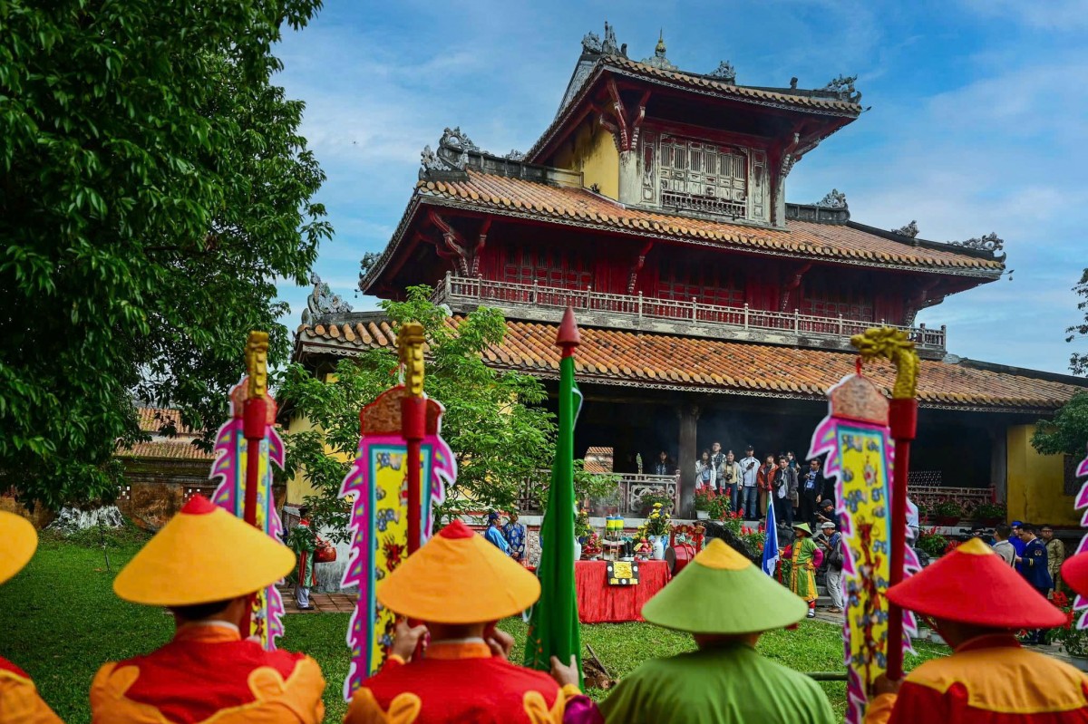 “Tết Huế cùng di sản” - bảo tồn, phát huy các giá trị di sản văn hóa cung đình Huế Nghi lễ dựng cây nêu tại Hoàng cung Huế được phục dựng từ năm 2015 dựa trên nghiên cứu kỹ lưỡng các tư liệu lịch sử