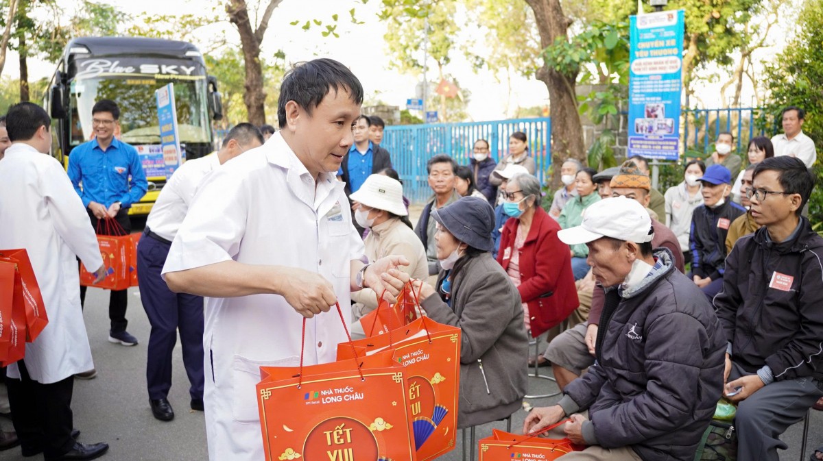 Chuyến xe yêu thương – Hành trình của những trái tim hướng về gia đình dịp Tết GS.TS Phạm Như Hiệp - Giám đốc Bệnh viện Trung ương Huế trao tặng những phần quà Tết