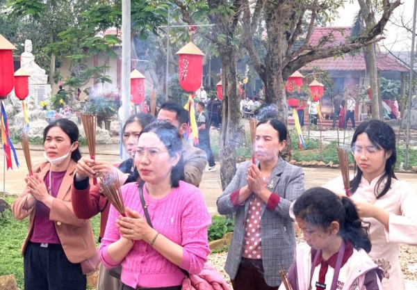 Hà Tĩnh: Hàng ngàn du khách đổ về chùa Hữu Lạc cầu an năm mới