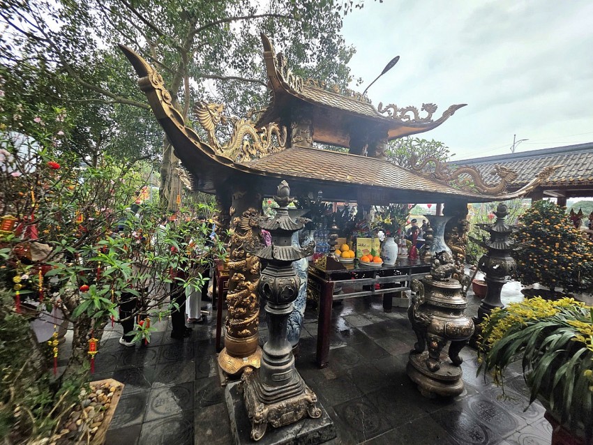 Nhộn nhịp du khách thập phương dâng hương Đền Bảo Hà đầu năm