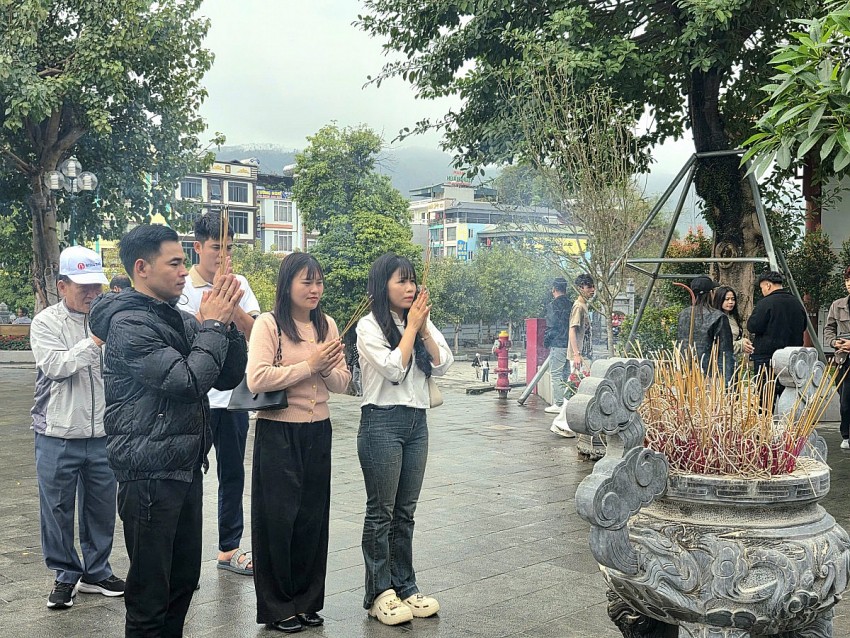 Nhộn nhịp du khách thập phương dâng hương Đền Bảo Hà đầu năm