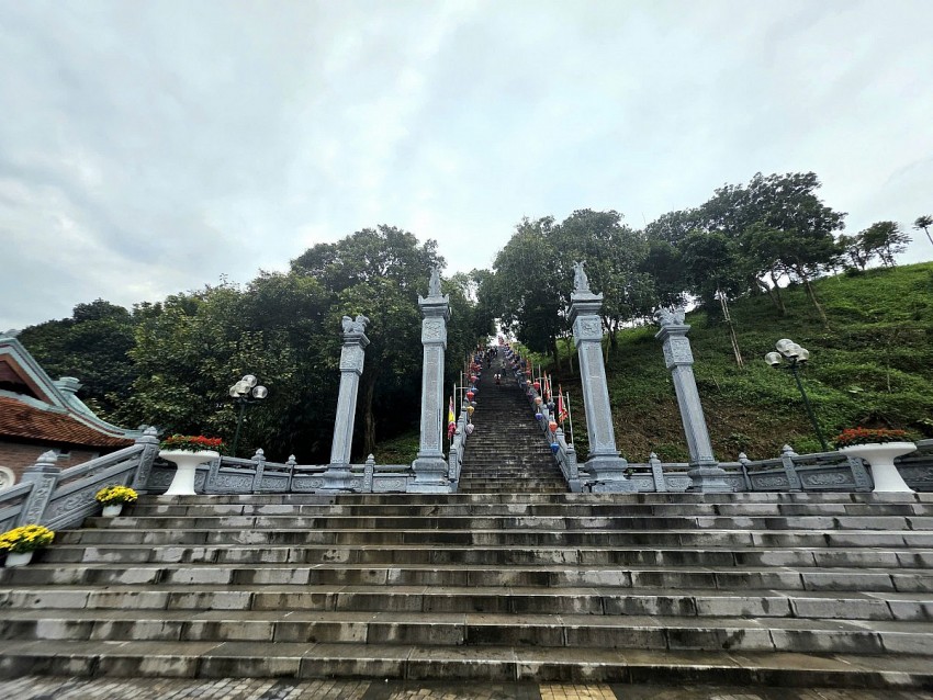 Nhộn nhịp du khách thập phương dâng hương Đền Bảo Hà đầu năm