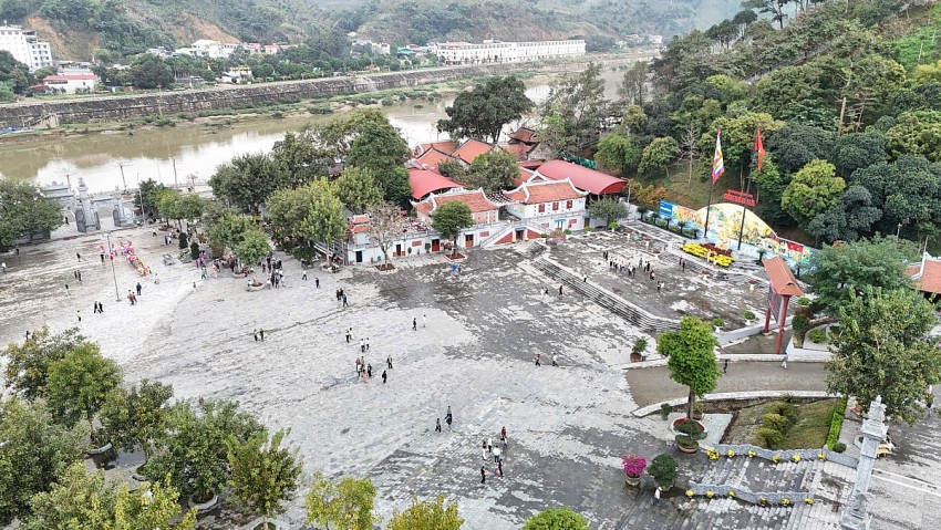 Nhộn nhịp du khách thập phương dâng hương Đền Bảo Hà đầu năm