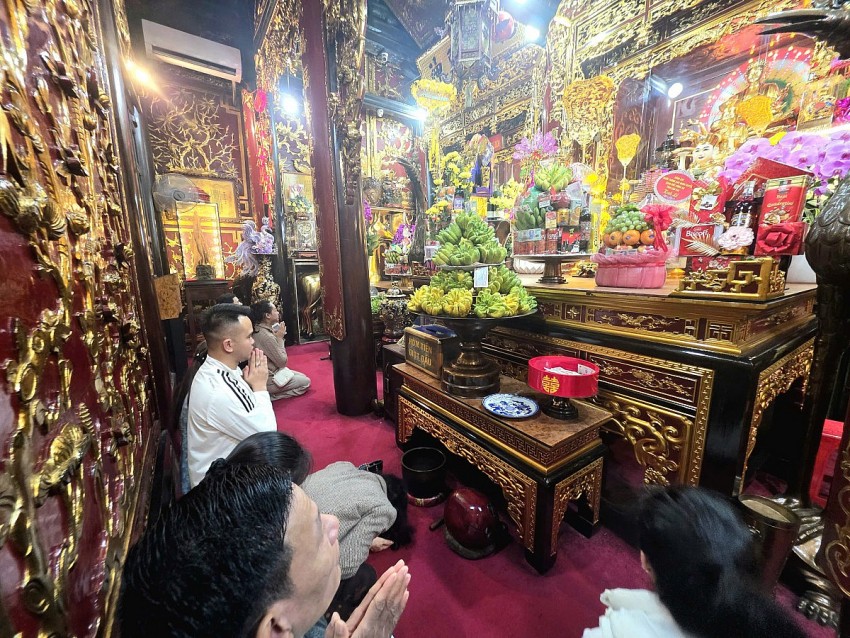 Nhộn nhịp du khách thập phương dâng hương Đền Bảo Hà đầu năm