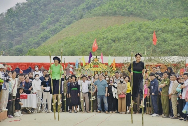 le hoi den dai cai net dep van hoa doc dao cua nguoi dan xa tan linh