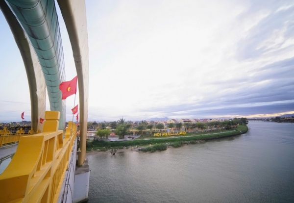 bau troi hoi an bung sang dem khai mac le hoi anh sang di san 2026