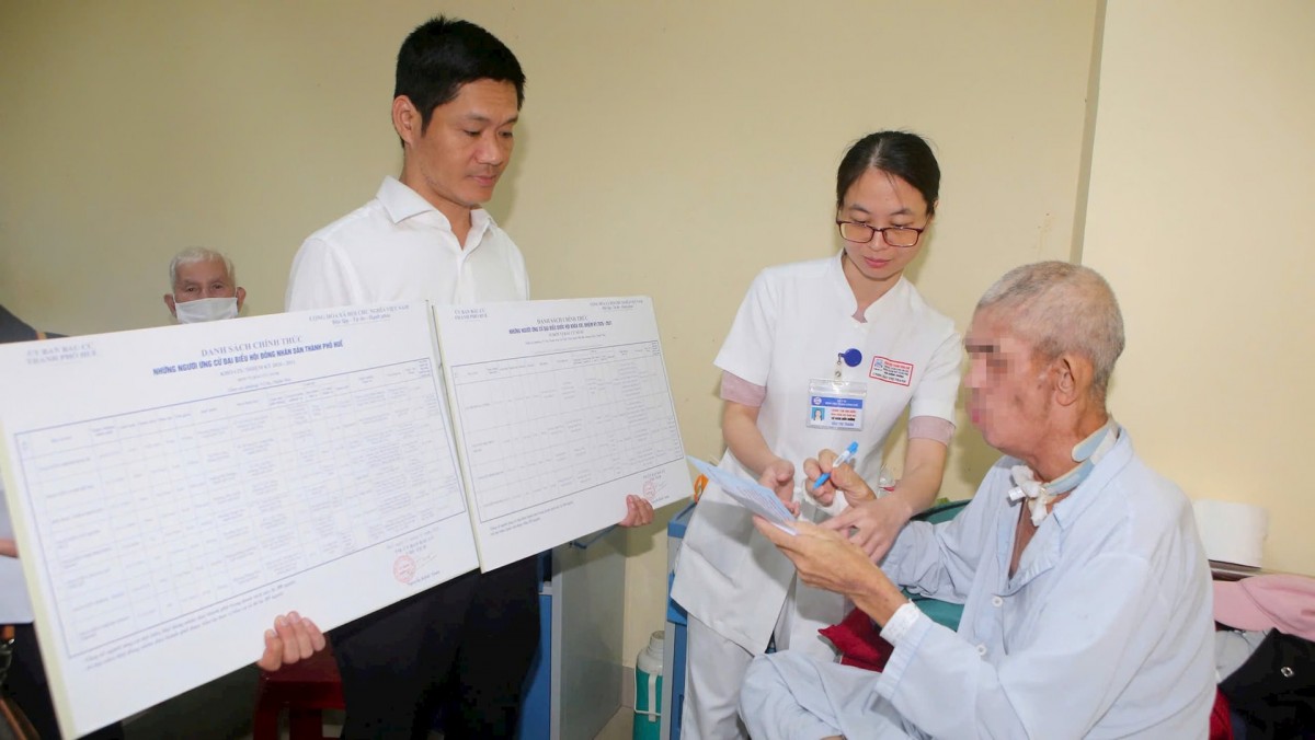 tại các cơ sở y tế, nhiều bệnh nhân đang điều trị dài ngày cùng tham gia bỏ phiếu.