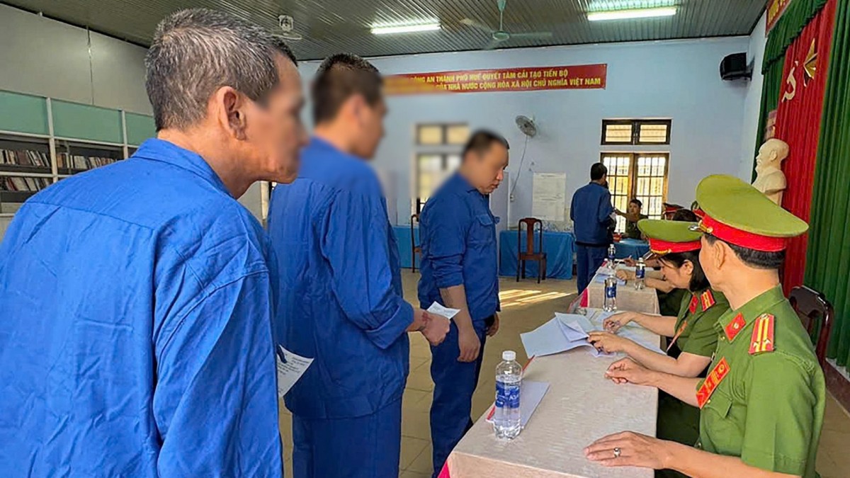 ...những cử tri đang bị tạm giữ, tạm giam