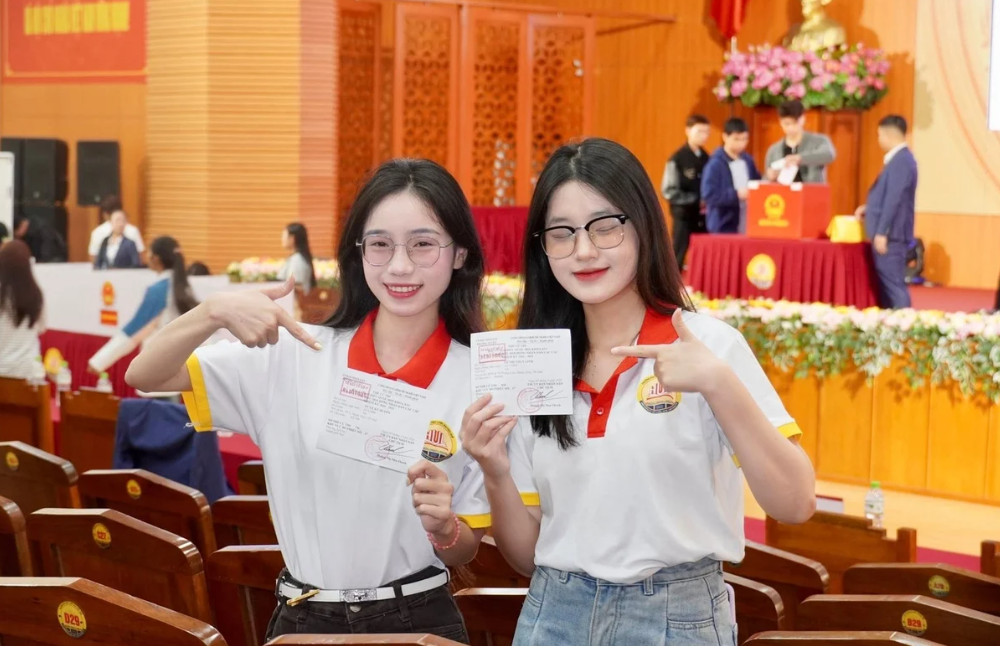 sinh viên tại Đại học Huế hứng khởi tham gia bầu cử