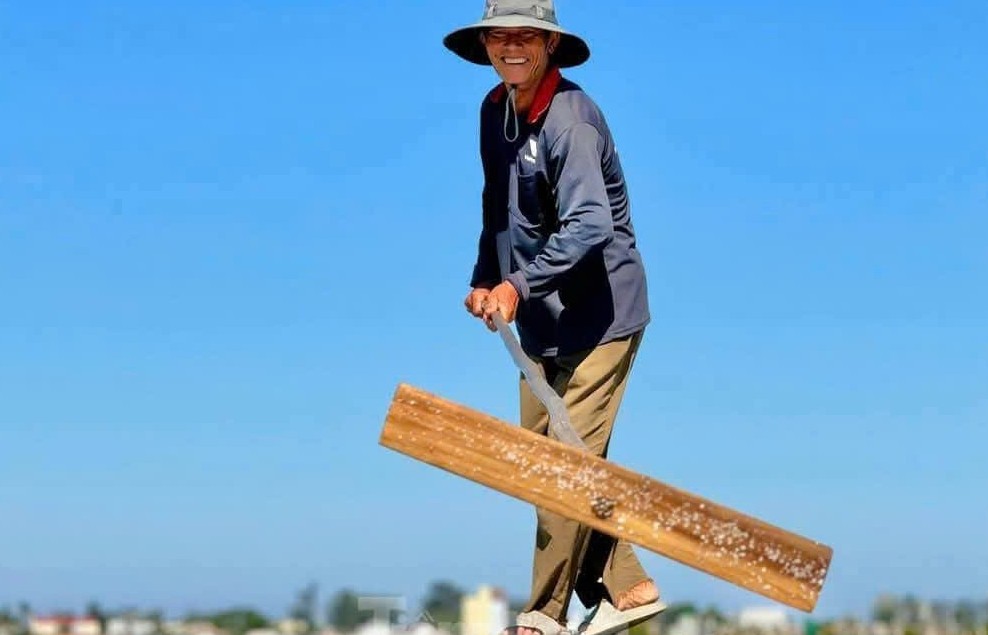 Giá muối tăng mạnh, diêm dân Sa Huỳnh tất bật trở lại sản xuất