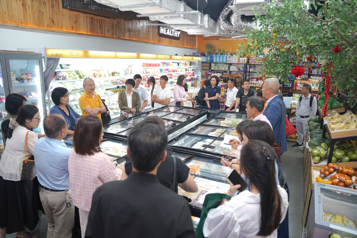 Học viên lớp tập huấn Tiêu chuẩn Hữu cơ VOAA tham quan, tìm hiểu nhãn mác và chứng nhận tại cửa hàng Moom - Organic & Safe Food, phường Xuân Đỉnh, TP Hà Nội.