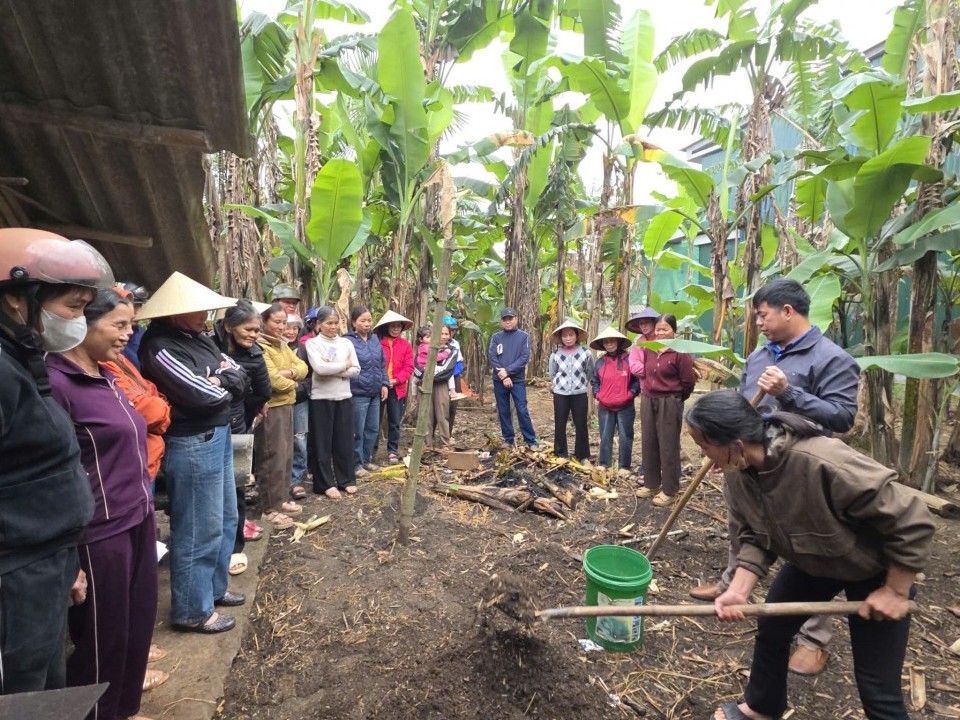 Tập huấn về kỹ thuật ủ phân hữu cơ bằng men vi sinh cho bà con nông dân