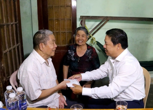 Đắk Lắk: Tặng quà gia đình chính sách nhân kỷ niệm 51 năm Ngày Giải phóng Phú Yên