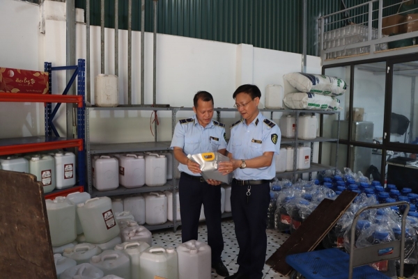 Hà Nội: Phát hiện gần 9.000 lít rượu có dấu hiệu vi phạm pháp luật