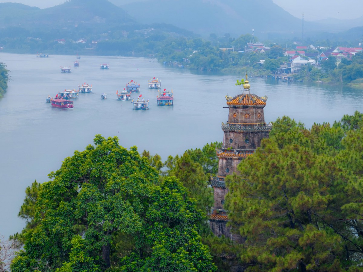 đoàn rước tiếp tục di chuyển xuống các thuyền rồng