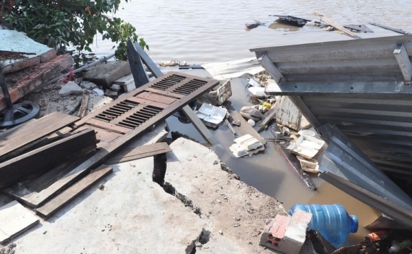 Cà Mau: Sạt lở cuốn trôi 4 căn nhà xuống sông