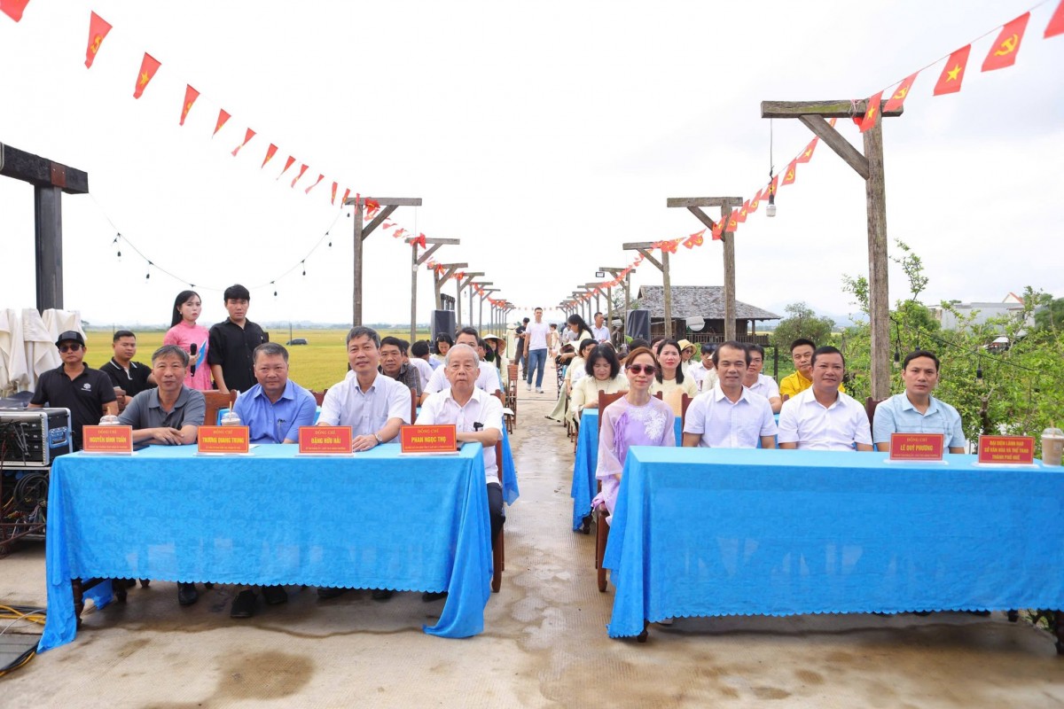 Các đại biẻu cùng tham gia khai mạc phiên chợ quê