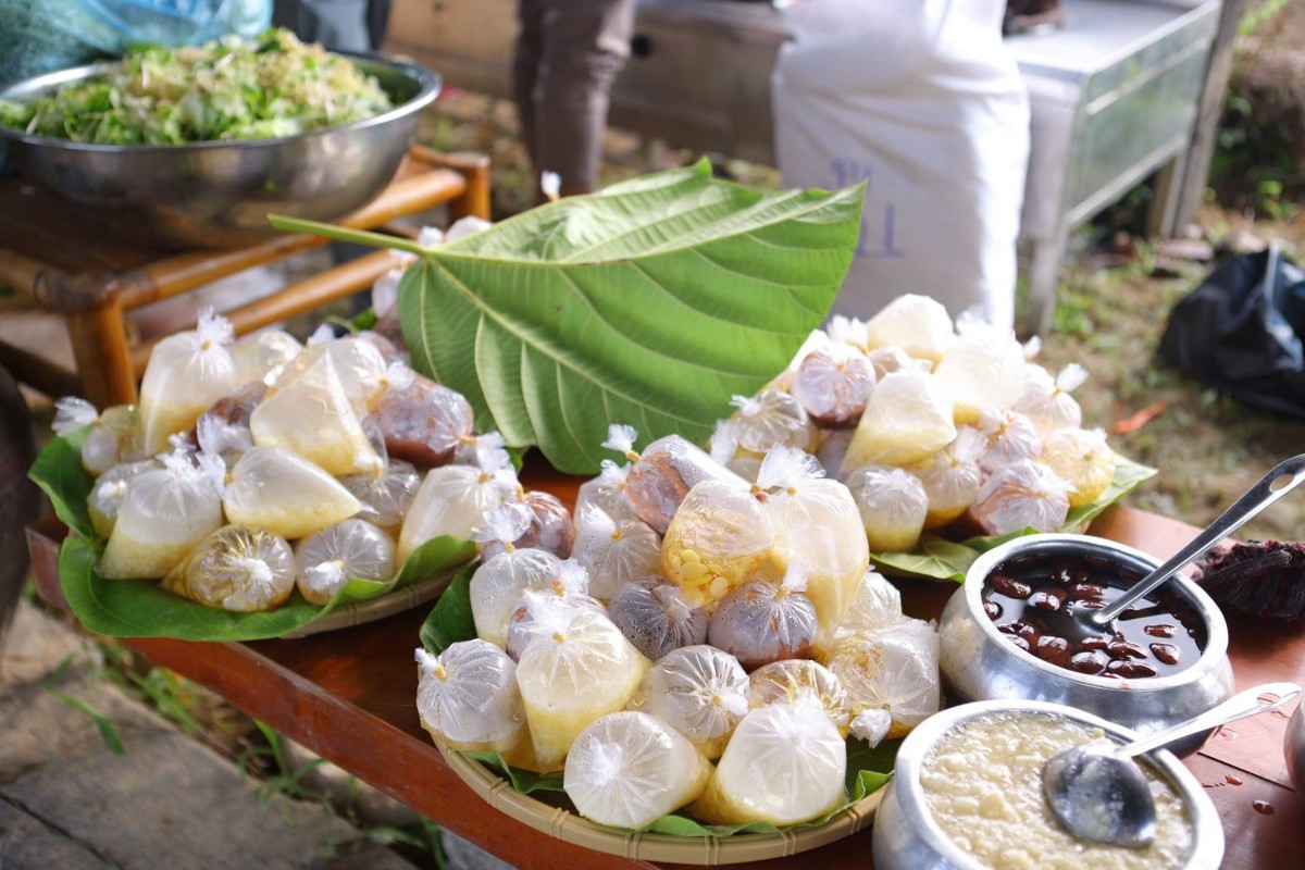 Những gian hàng ẩm thực mang đậm hương vị truyền thống Huế