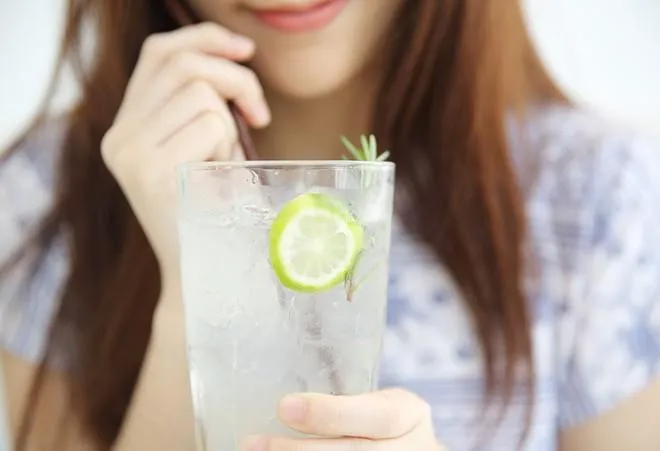 Uống nước chanh tưởng tốt nhưng dễ "phản tác dụng" nếu mắc 5 sai lầm này