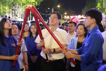 Cao Bằng: Chương trình nghệ thuật "Chạm vào dòng chảy hòa bình" và Đêm hội thả đèn hoa đăng trên sông Bằng Giang