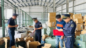 Hải quan phát hiện gần 15.000 sản phẩm mỹ phẩm, thời trang nghi xâm phạm sở hữu trí tuệ