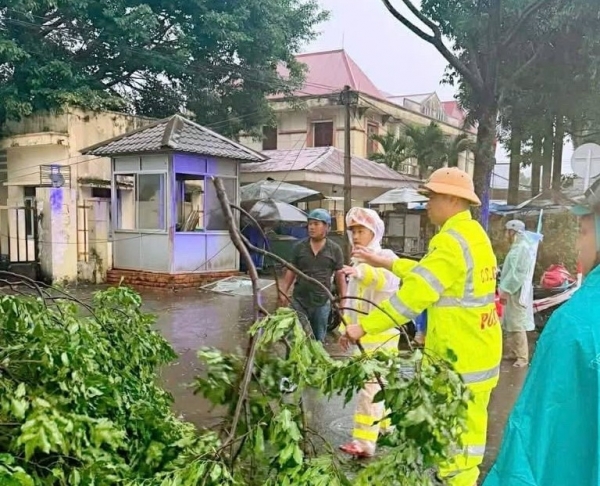 Xã Ea Kar khẩn trương khắc phục thiệt hại do mưa dông, lốc sét