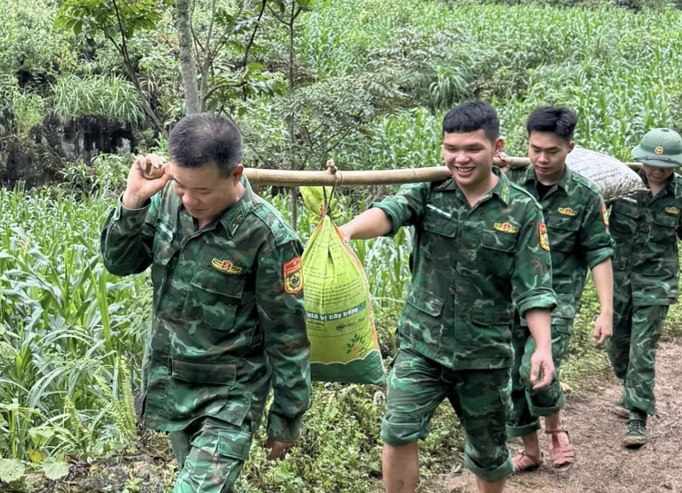 Cao Bằng: Đồn Biên phòng Lũng Nặm phối hợp hỗ trợ người dân xoá nhà tạm, nhà dột nát