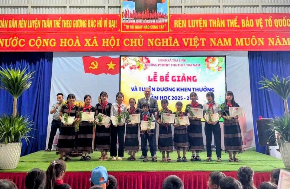 doc dao truong vung cao khen thuong hoc sinh gioi bang cay giong sam ngoc linh
