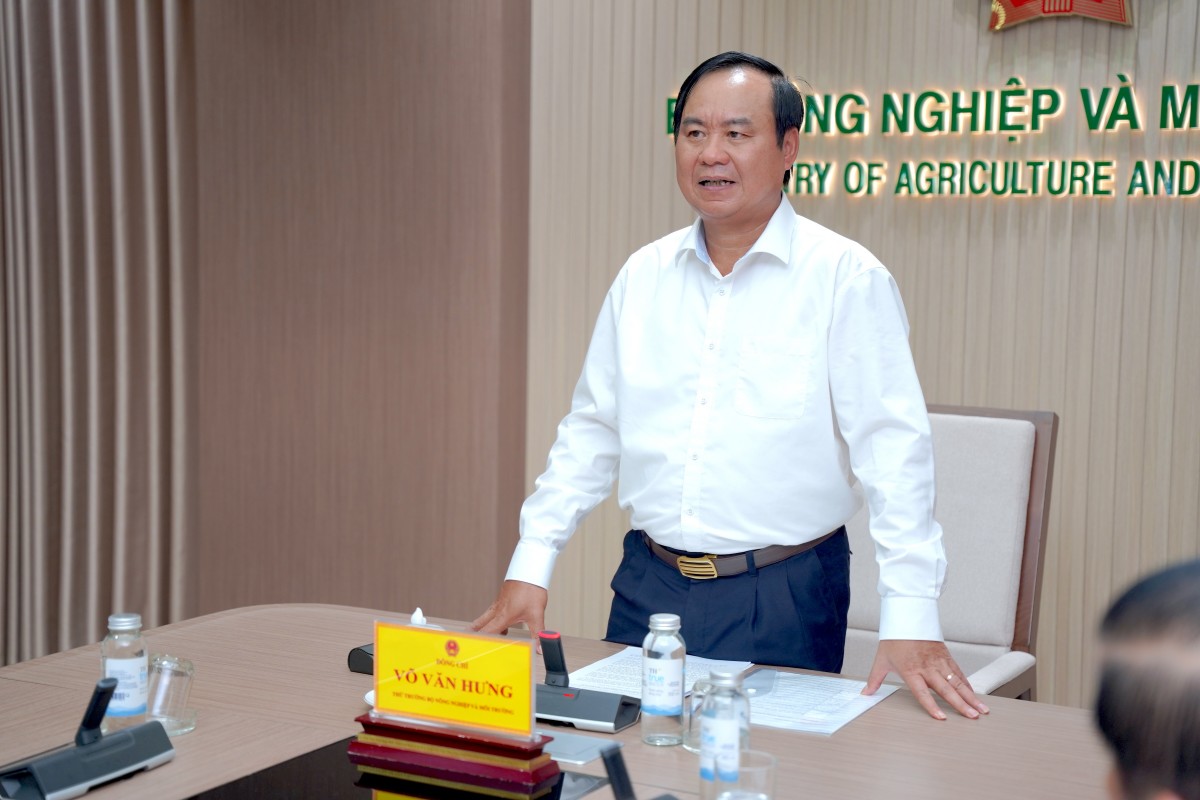 Thứ trưởng Võ Văn Hưng phát biểu kết luận buổi làm việc, nhấn mạnh yêu cầu tăng cường phối hợp giữa Bộ Nông nghiệp và Môi trường với Hiệp hội Nông nghiệp hữu cơ Việt Nam để thúc đẩy phát triển nông nghiệp hữu cơ bền vững.