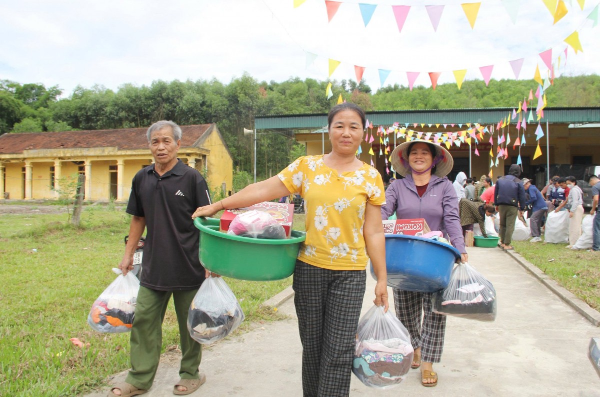Lan toả yêu thương tới các hộ nghèo đặc biệt khó khăn ở miền Tây Nghệ An