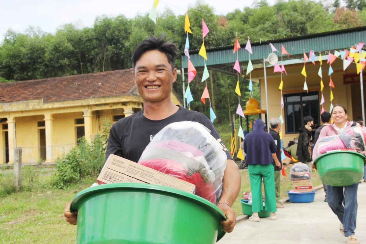 Lan toả yêu thương tới các hộ nghèo đặc biệt khó khăn ở miền Tây Nghệ An