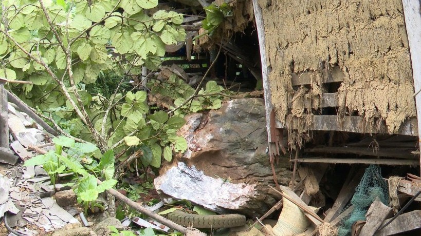 Cao Bằng: Lở đá làm đổ nhà dân tại xóm Tắc Kha, xã Quảng Uyên