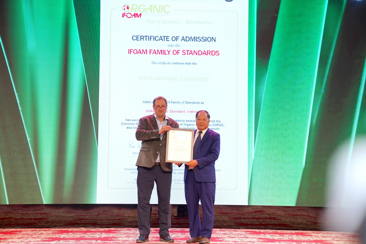 Ông Marco Schluter, Phó Chủ tịch IFOAM - Oganics International trao chứng nhận tiêu chuẩn hữu cơ VOAA là thành viên trong Gia đình tiêu chuẩn IFOAM quốc tế cho VOAA.