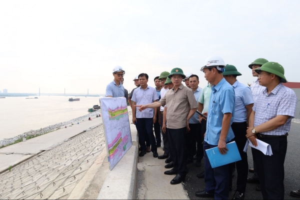Hà Nội tăng cường vốn đầu tư, quyết liệt bảo đảm an toàn đê điều trước mùa mưa bão