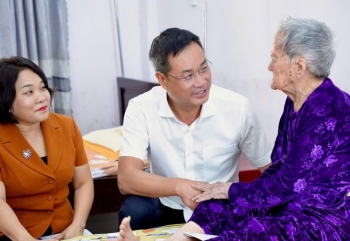 bi thu thanh uy da nang tham trung tam phung duong nguoi co cong cach mang va me viet nam anh hung