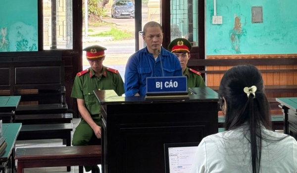 Lãnh án 3 năm 6 tháng tù vì làm hư hỏng "Ngai vua triều Nguyễn"