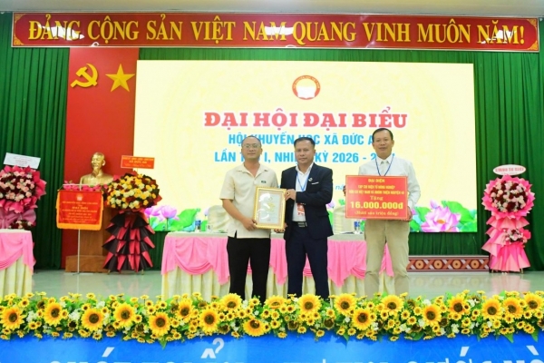 Trao tặng 16 triệu đồng cho Quỹ Khuyến học xã Đức An