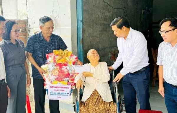 Bí thư Tỉnh ủy Đắk Lắk thăm, tặng quà cho gia đình chính sách dịp 27/7