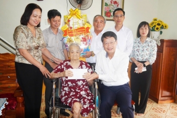 Lãnh đạo thành phố Đà Nẵng thăm, tặng quà Mẹ Việt Nam Anh hùng và thương binh