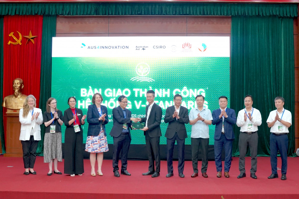Nghi thức chuyển giao nền tảng V-Standard từ Đại học Griffith (Australia) cho Ủy ban Tiêu chuẩn Đo lường Chất lượng Quốc gia.