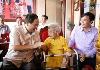 Quảng Ninh: Bí thư Tỉnh ủy thăm, tặng quà Mẹ Việt Nam Anh hùng, thương binh, người có công.